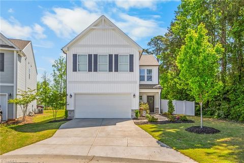 Homes For Sale - 4020 Centerpiece Court<br/> Forsyth County, High Point, NC 27265