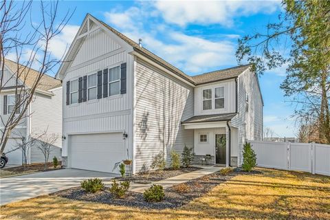 Homes For Sale - 4020 Centerpiece Court<br/> High Point, NC 27265