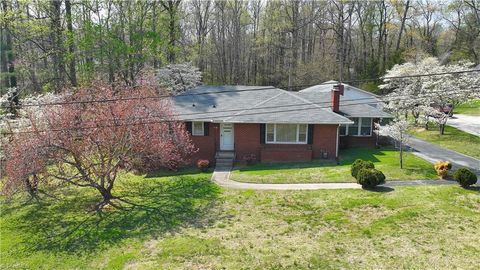 Homes For Sale - 117 Hillcrest Road<br/> Thomasville, NC 27360