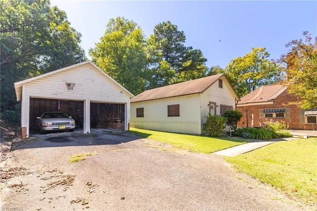 549 Holly Street, photo 4 of 33