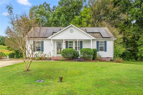 Homes For Sale - 1501 Duet Drive<br/> Siler City, NC 27344