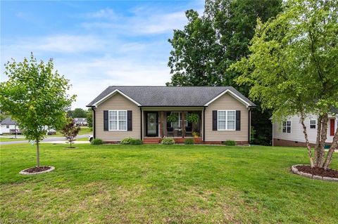 Single Family Residence in Thomasville NC 16 Grace Drive.jpg