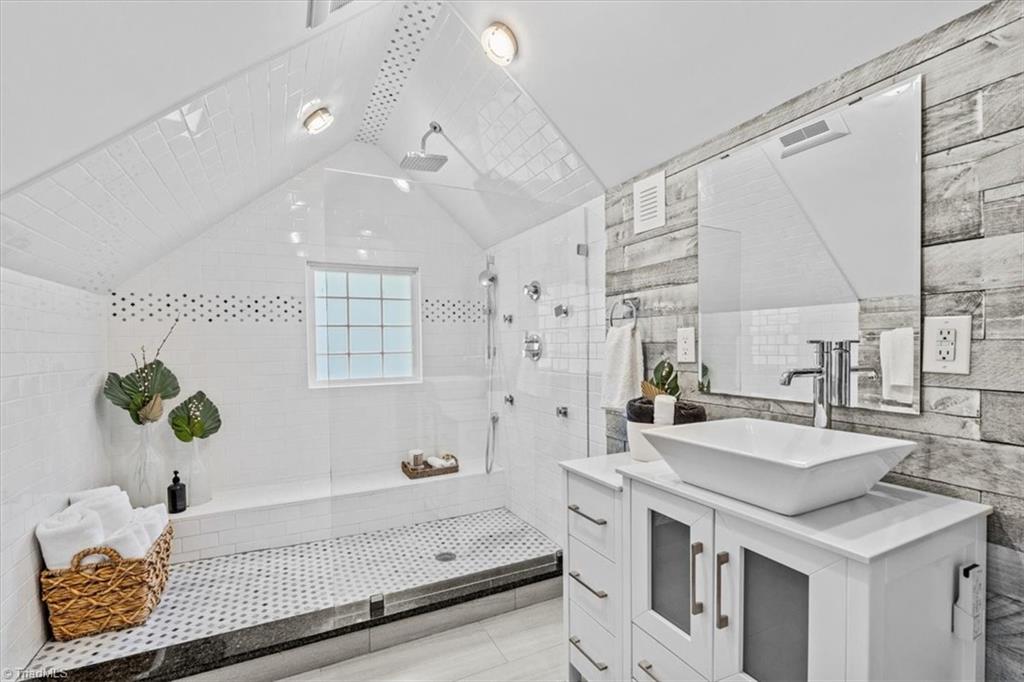 Greensboro, North Carolina 27408, United States, 3 Bedrooms Bedrooms, ,2 BathroomsBathrooms,Residential,Pending,167824