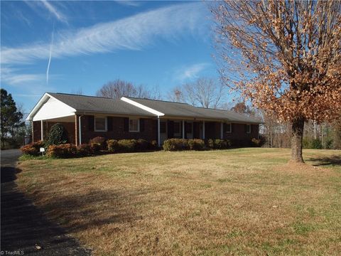 Photo of 206 Oak Leaf Road, Asheboro, NC 27205 (MLS # 1202999)