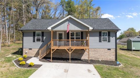 Homes For Sale - 1822 Woodsway Drive<br/> Thomasville, NC 27360