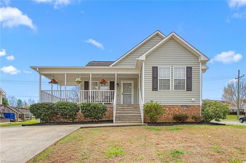 Homes For Sale - 609 Danieley Way<br/> Elon, NC 27244