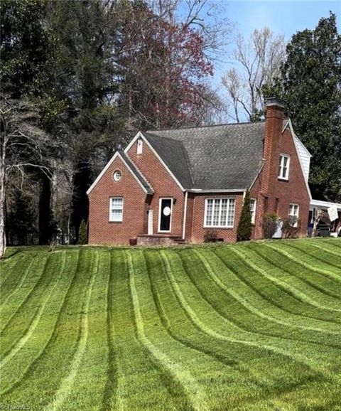 Homes For Sale - 224 Country Club Road<br/> Mount Airy, NC 27030