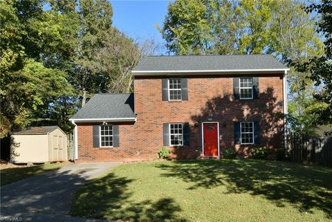 Homes For Sale - 609 Sir Knight Court<br/> Forsyth County, Clemmons, NC 27012