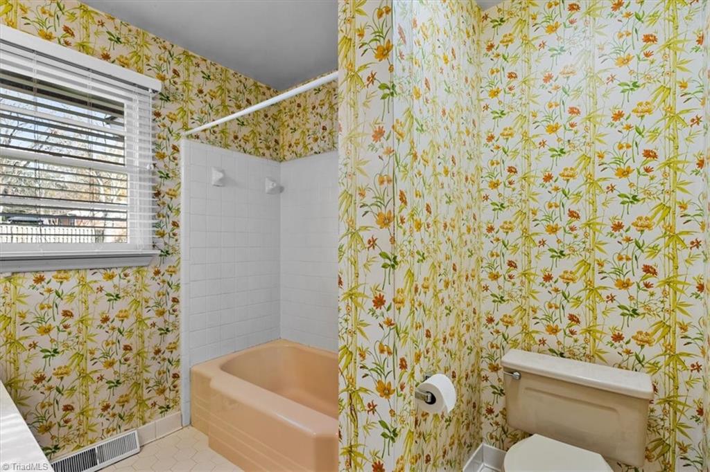 Greensboro, North Carolina 27408, United States, 3 Bedrooms Bedrooms, ,2 BathroomsBathrooms,Residential,Active,248098