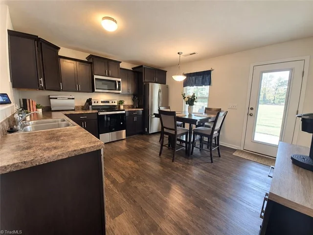 1089 Bitting Hall Circle, photo 3 of 17