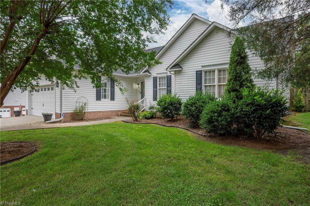 Photo of 6630 Valleyoak Drive, Clemmons, NC 27012 (MLS # 1229790)