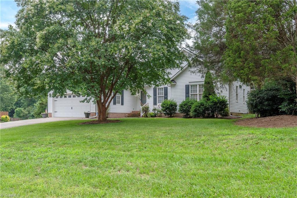 Photo of 6630 Valleyoak Drive, Clemmons, NC 27012 (MLS # 1229790)