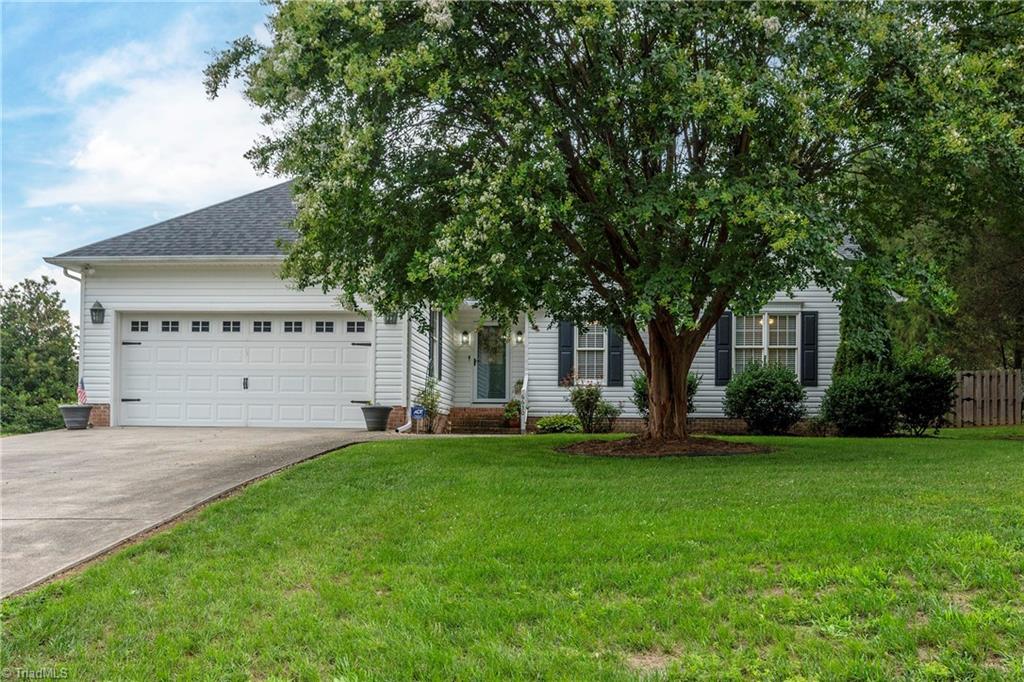 Photo of 6630 Valleyoak Drive, Clemmons, NC 27012 (MLS # 1229790)