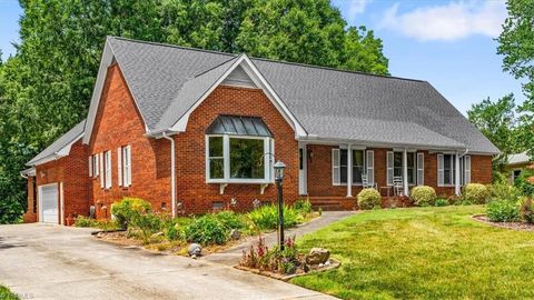 Homes For Sale - 919 Woodbrook Drive<br/> Greensboro, NC 27410