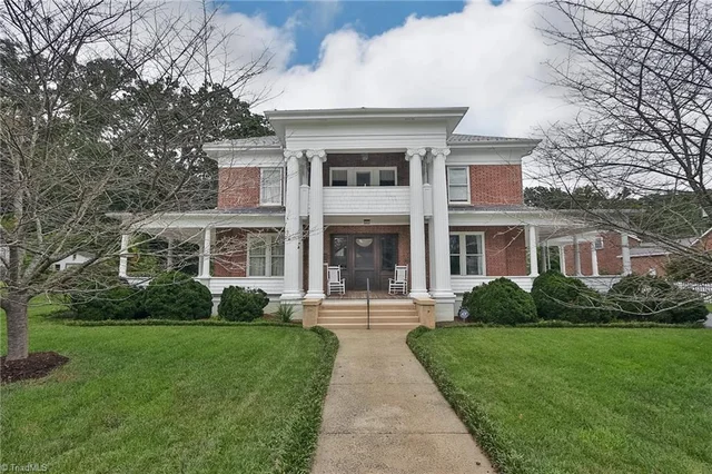 418 W Main Street, photo 2 of 49