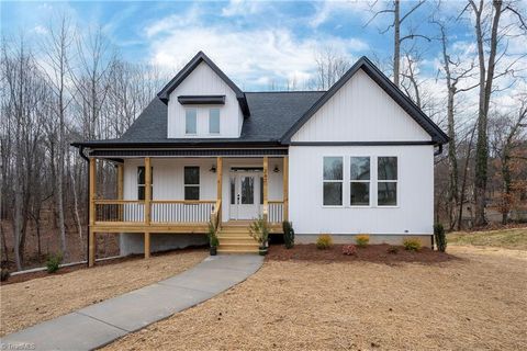 Homes For Sale - 167 Windy Pointe Court<br/> Lexington, NC 27295