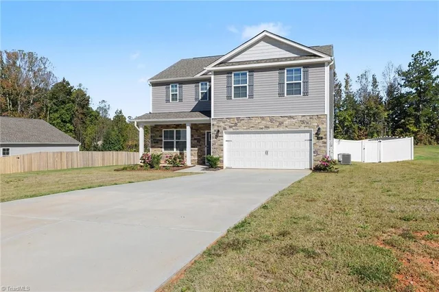 152 Crestview Lane, photo 2 of 34