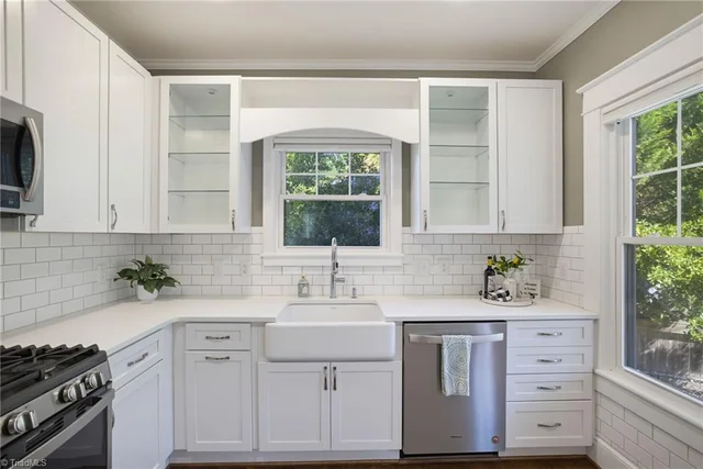 407 W Bessemer Avenue, photo 3 of 36