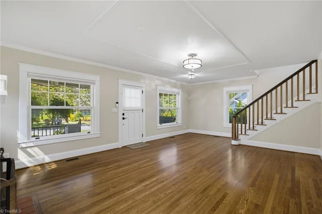 407 W Bessemer Avenue, photo 5 of 36