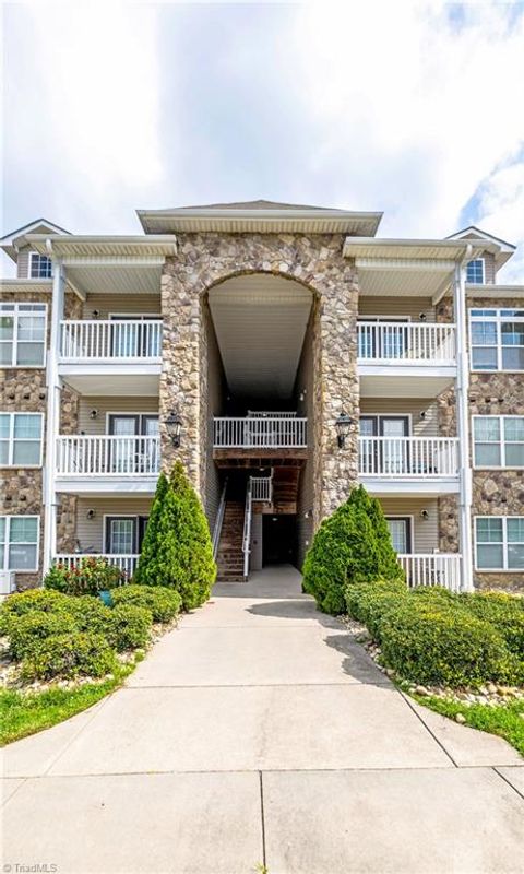 Condo For Sale - 7102 W Friendly Avenue #108<br/> Guilford County, Greensboro, NC 27410