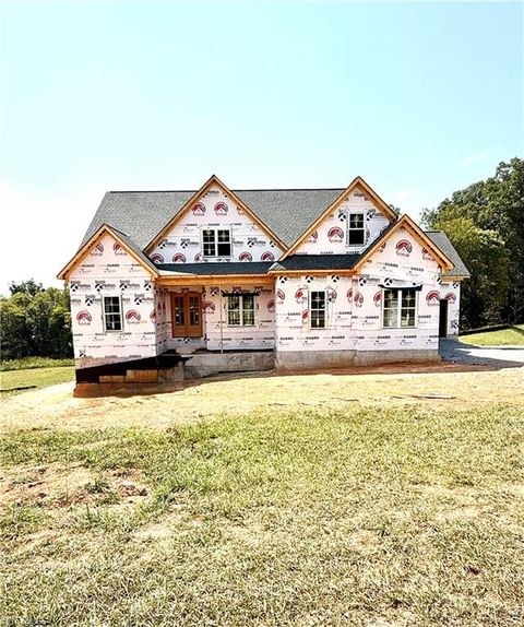 Photo of 3973 Valley View Circle, Clemmons, NC 27012 (MLS # 1198799)