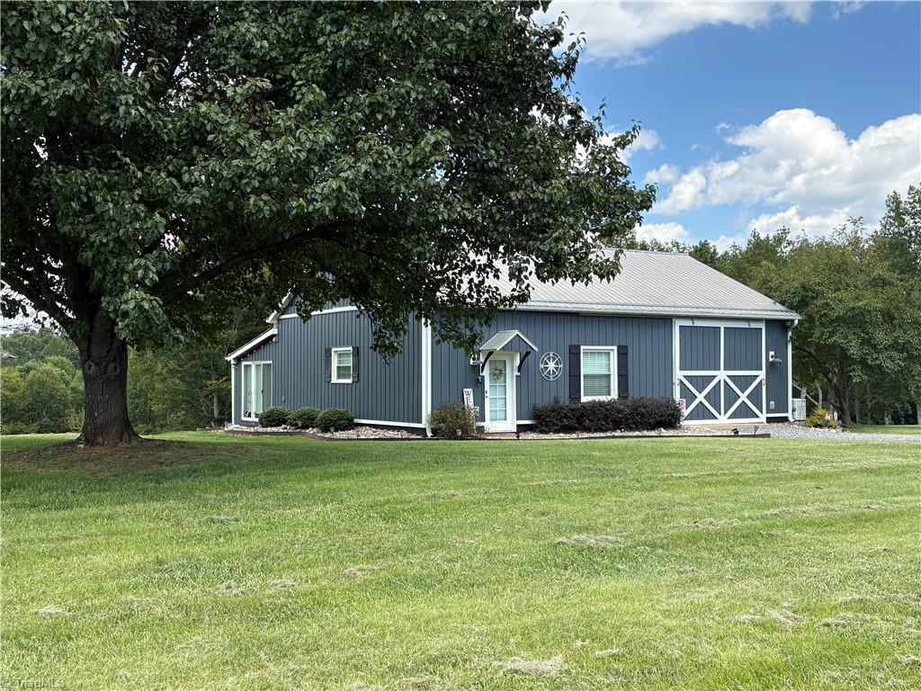 Photo of 910 Hanks Street, Traphill, NC 28685 (MLS # 1233284)