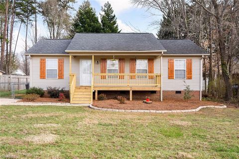 Homes For Sale - 609 Ladford Lane<br/> High Point, NC 27265