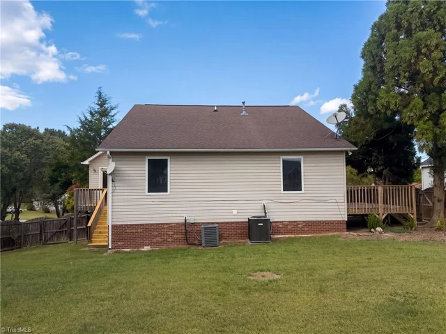 906 Lunar Drive, photo 5 of 34