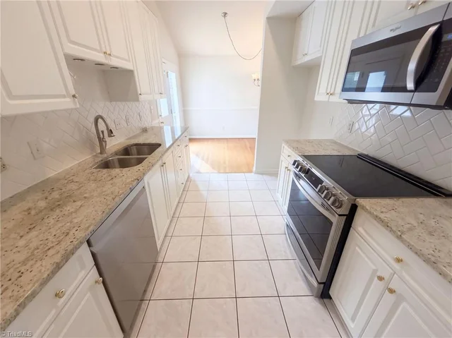 906 Lunar Drive, photo 2 of 34