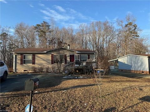 Mobile Home For Sale - 4886 Oak Branch Lane<br/> Walkertown, NC 27051
