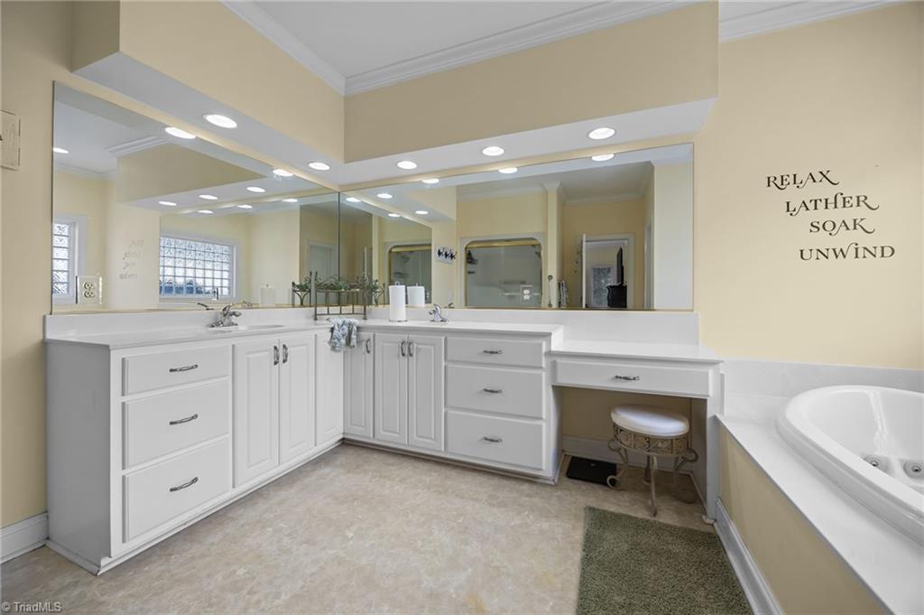 240 Coachlight Trail