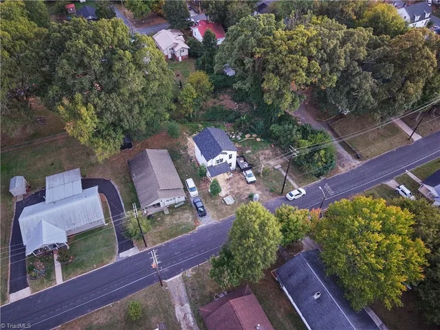 207 Carolina Avenue, photo 3 of 3