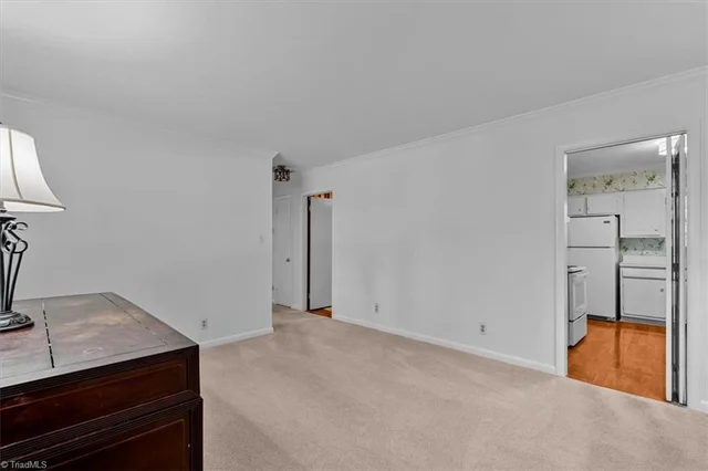 1700 Leslie Road, photo 3 of 20