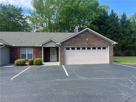 Townhouse For Sale - 405 Pinefield Place<br/> Thomasville, NC 27360