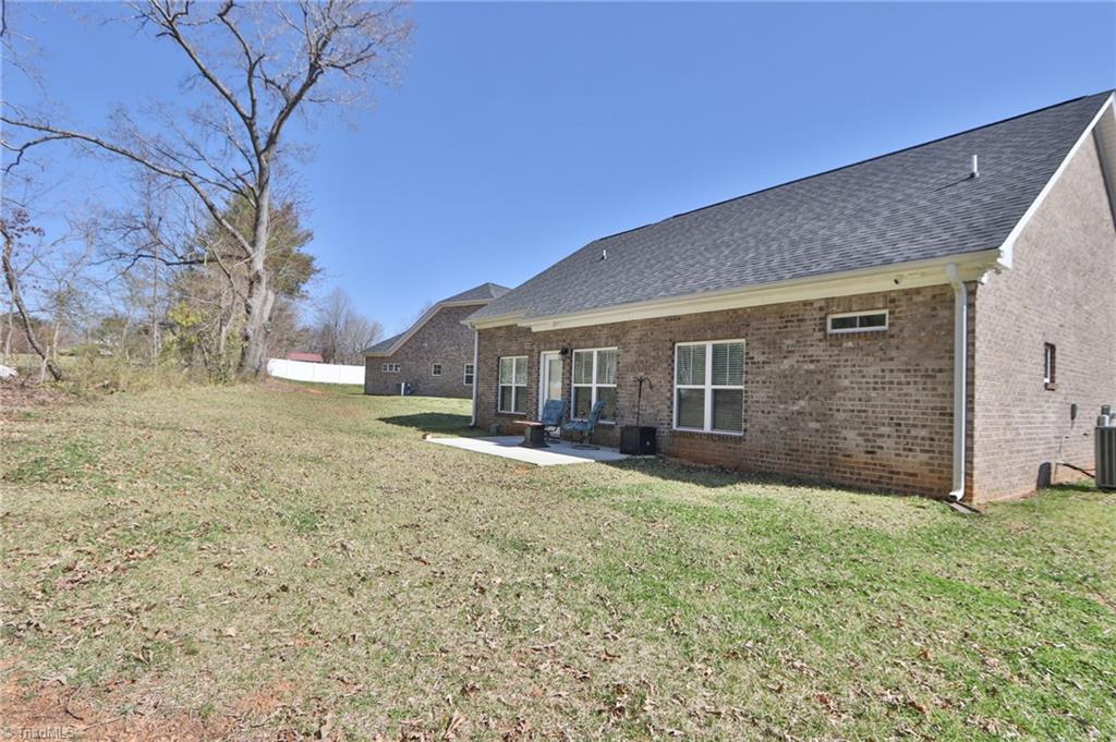 439 Fernwood Drive, Yadkinville, North Carolina image 2