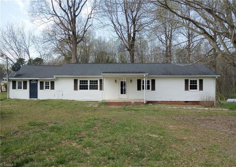 Mobile Home For Sale - 4077 Ramseur Julian Road<br/> Randolph County, Liberty, NC 27298