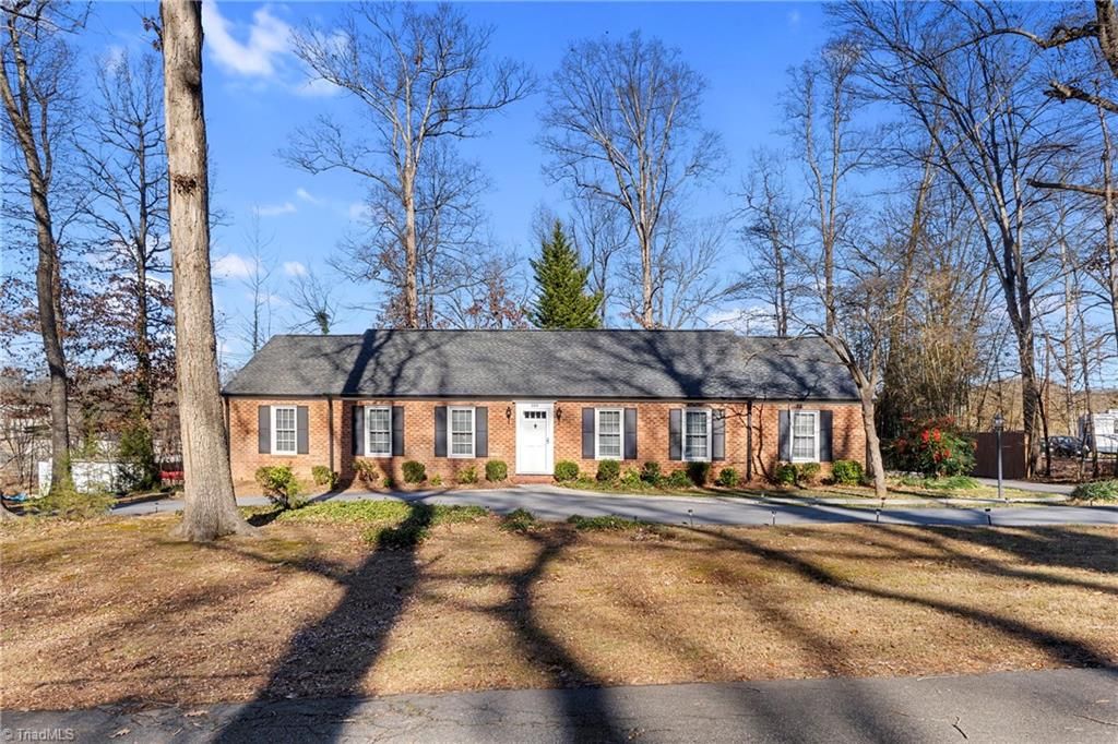 Photo of 224 Lake Drive E, Thomasville, NC 27360 (MLS # 1204929)