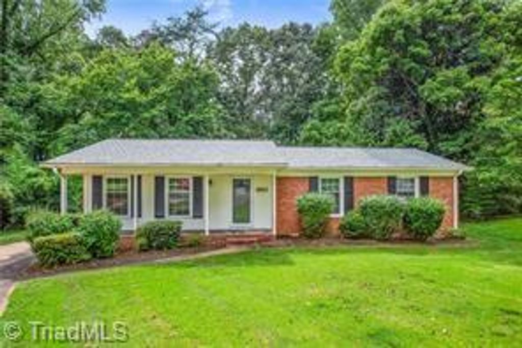 Photo of 860 Duckview Court, Winston-Salem, NC 27106 (MLS # 1211089)