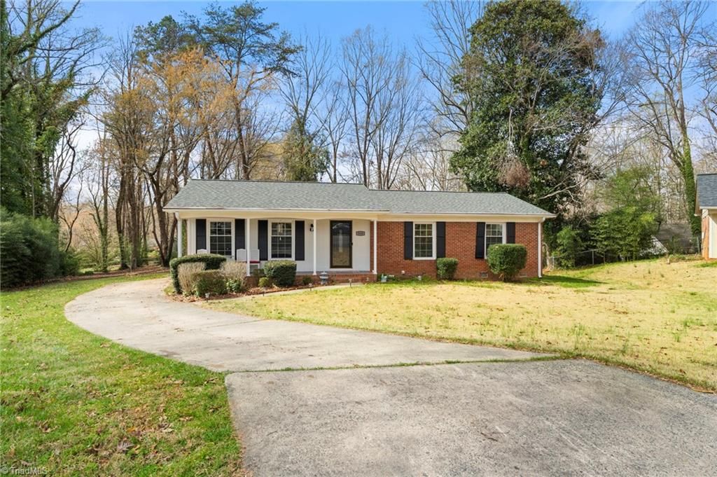 Photo of 860 Duckview Court, Winston-Salem, NC 27106 (MLS # 1211089)