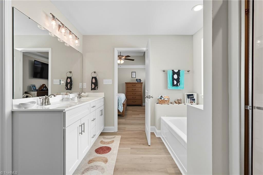 Thomasville, North Carolina 27360, United States, 3 Bedrooms Bedrooms, ,2 BathroomsBathrooms,Residential,Pending,209930