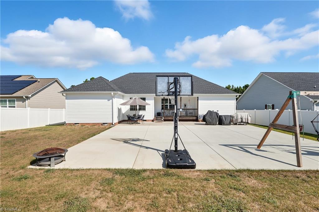 Thomasville, North Carolina 27360, United States, 3 Bedrooms Bedrooms, ,2 BathroomsBathrooms,Residential,Pending,209930