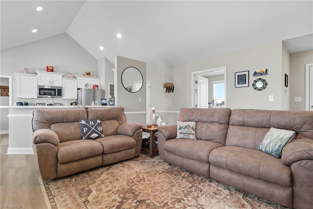 Thomasville, North Carolina 27360, United States, 3 Bedrooms Bedrooms, ,2 BathroomsBathrooms,Residential,Pending,209930