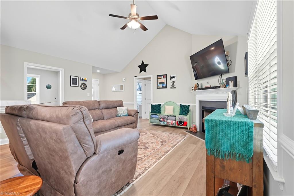 Thomasville, North Carolina 27360, United States, 3 Bedrooms Bedrooms, ,2 BathroomsBathrooms,Residential,Pending,209930