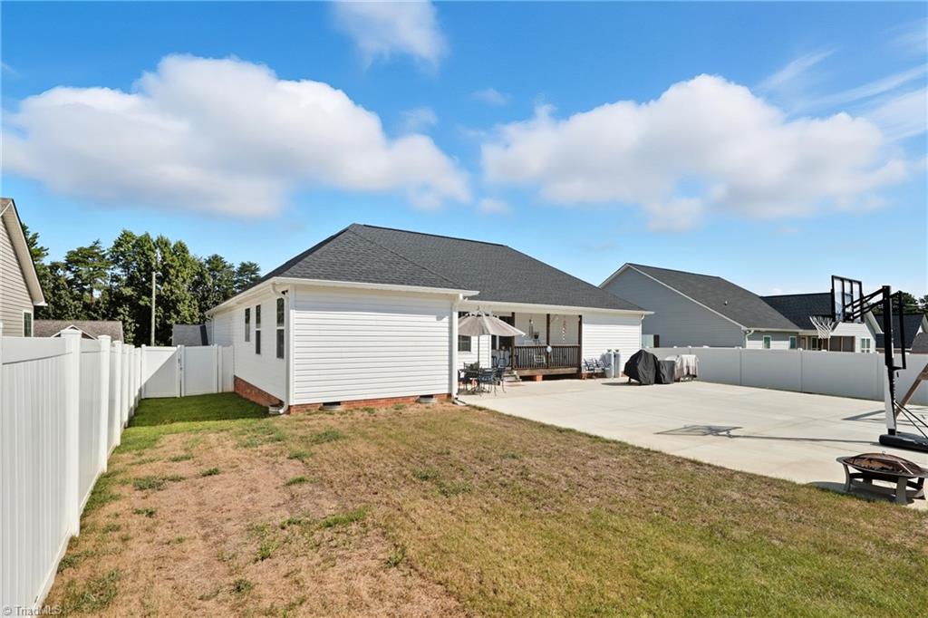 Thomasville, North Carolina 27360, United States, 3 Bedrooms Bedrooms, ,2 BathroomsBathrooms,Residential,Pending,209930