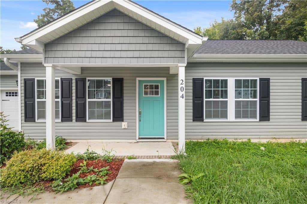 Photo of 204 Quail Drive, Winston-Salem, NC 27105 (MLS # 1229327)