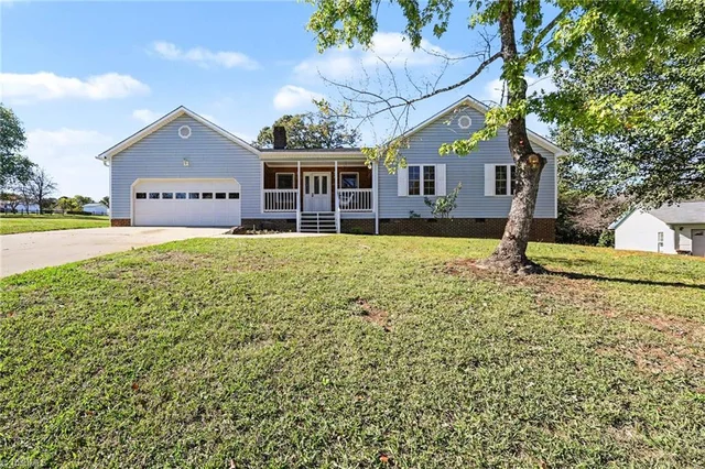 3936 Evergreen Drive, photo 2 of 29