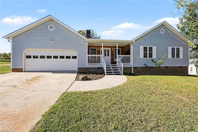 3936 Evergreen Drive, photo 4 of 29
