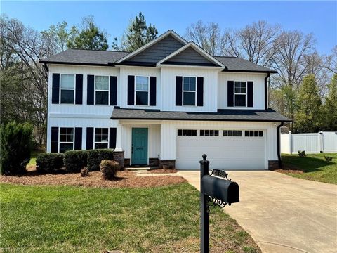 Townhouse For Sale - 6436 Beaver Pond Court<br/> Pfafftown, NC 27040