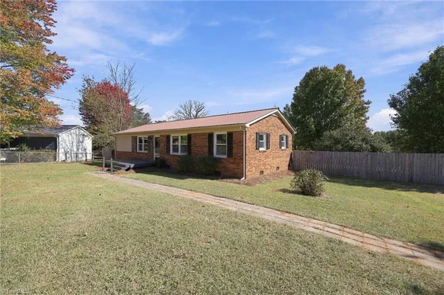 4228 Valley Circle, photo 2 of 39