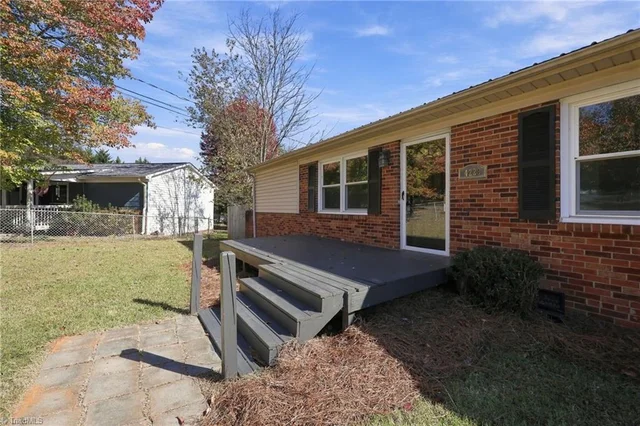 4228 Valley Circle, photo 4 of 39